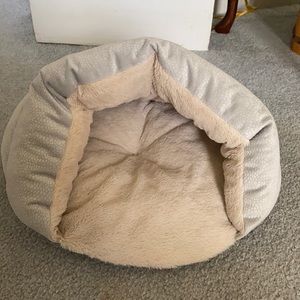 Cat or dog bed (small animals)it is about 1foot wide and 1foot tall when opened.